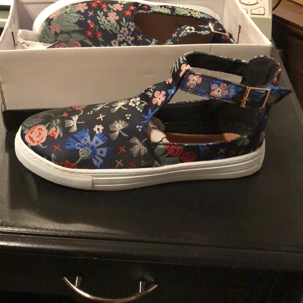 T strap Sneakers